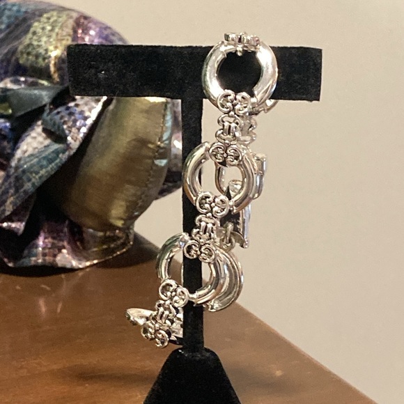 Round Open Link Silvertone Filigree Spacer Magnetic Fold Over Clasp Bracelet - Picture 2 of 15